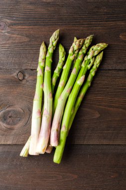 Ahşap masada kuşkonmaz. Kapat.