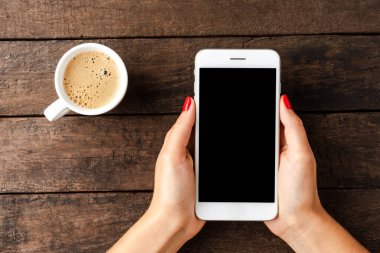 Kopyalama alanı olan beyaz akıllı telefon tutan kadın.