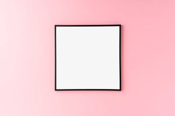 Leeg Fotolijstje Hangend Aan Roze Muur Mockup — Stockfoto