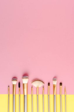 Soyut arkaplanda makyaj fırçası koleksiyonu
