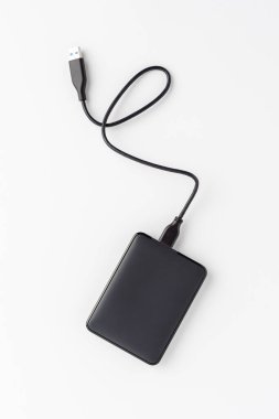 Harici sabit disk beyaz arkaplanda izole edildi. Üst görünüm