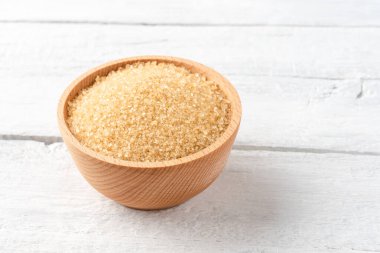 Esmer kamış şekeri eski ahşap arka planda kasede