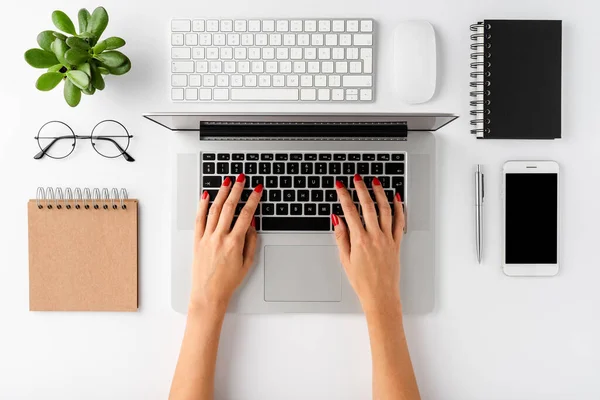 Manos Mujer Trabajando Portátil Moderno Concepto Escritorio Oficina Vista Superior — Foto de Stock