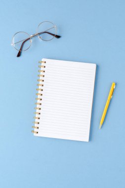 Aksesuarlı boş defter. Kadın moda konsepti