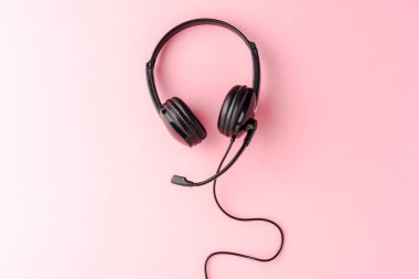 Çağrı merkezi konsepti. Pembe masaüstünde kopyalama alanı olan yardım masası kulaklığı