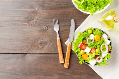 Tahta arka planda vejetaryen salatası