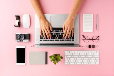 İş geçmişinde aksesuarlı dizüstü bilgisayar kullanan kadın elleri. Ofis masaüstü. Düz yatıyordu