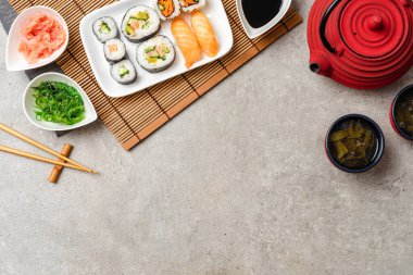 Soya soslu Japon suşisi, zencefil ve alg salatası.