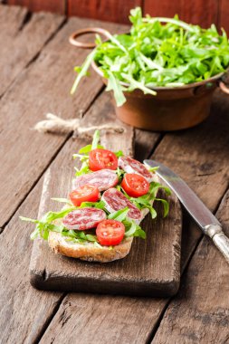 Tahtada roka ve sandviç.