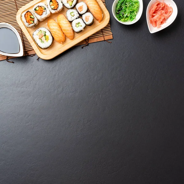 Japońskie Sushi Serwowane Kamiennym Tle Widok Góry — Zdjęcie stockowe