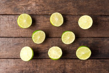 Ahşap arka planda taze limonlar. Üst görünüm