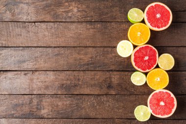 Tahta masadaki taze nargile. Üst görünüm