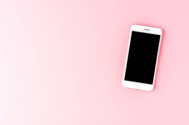 Pembe arka plandaki akıllı telefon. Üst görünüm