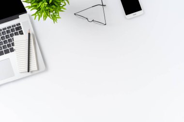 Bilgisayarı ve beyaz arka planda iş aksesuarları olan bir ofis masası. Modern çalışma alanı konsepti. Üst görünüm