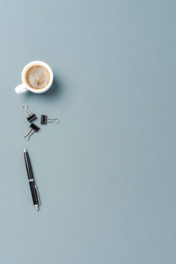 Aksesuarlı ofis masası. Üst görünüm