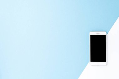 Telif uzayı ile soyut arkaplan üzerinde boş ekran ile beyaz akıllı telefon. Üst görünüm