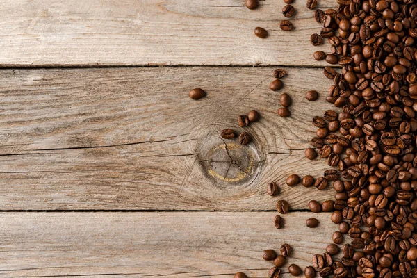 Paahdettujen Kahvipapujen Yleiskuva Puupohjalla — kuvapankkivalokuva