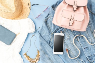 Kadın yaz kıyafeti. Moda arkaplanı