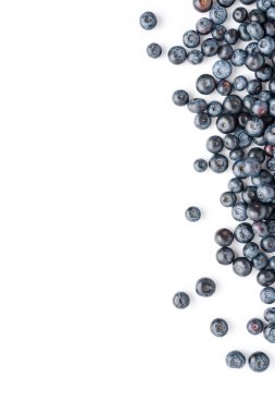 Beyaz masada taze yaban mersini. Üst görünüm