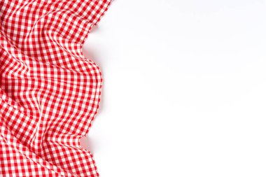 Beyaz arkaplanda kırmızı kareli masa örtüsü izole edildi 