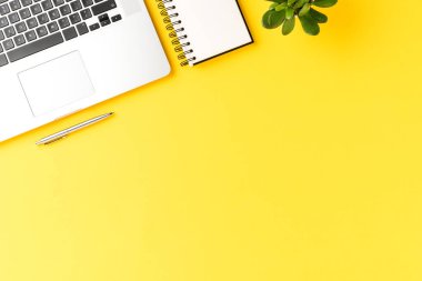 Bilgisayarlı, defterli ve kalemli ofis masaüstü konsepti. İş geçmişi. Üst görünüm