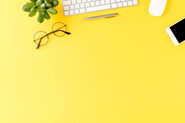 Masaüstünde aksesuarlar olan bir ofis masası. İş geçmişi