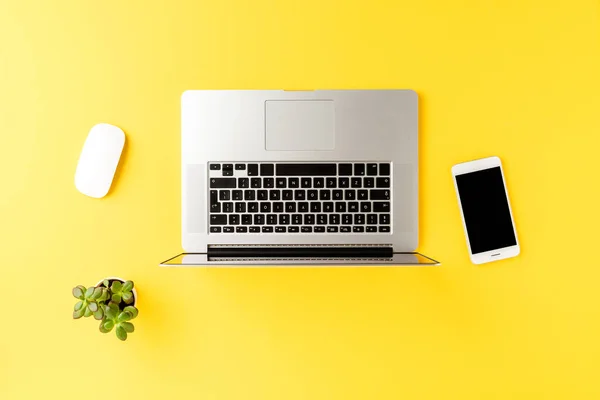 Irodai Asztal Laptoppal Mobiltelefonnal Számítógép Egérrel Zöld Növényekkel Sárga Háttérrel — Stock Fotó