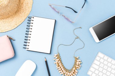 İnternetten alışveriş konsepti. Üst görünüm