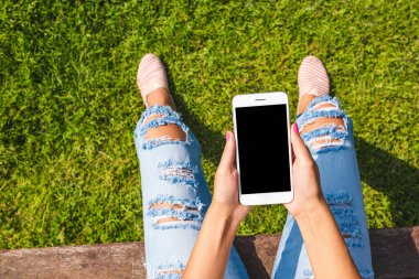 Kopyalama alanı olan akıllı telefon kullanan şık bir genç kadın.