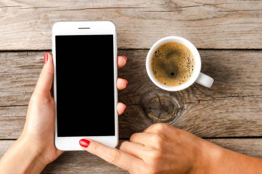 Boş siyah ekranlı akıllı telefon kullanan kadın.