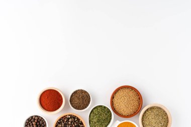 Beyaz masadaki kâselerde çeşitli çeşitler var. Üst görünüm