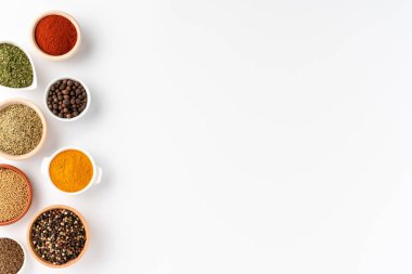 Fotokopi aletiyle beyaz arkaplanda izole edilmiş kaplardaki baharatların genel çekimi