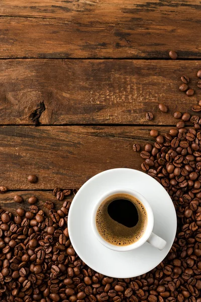 Tazza Caffè Con Fagioli Tavolo Vintage Legno Con Copyspace Vista — Foto Stock