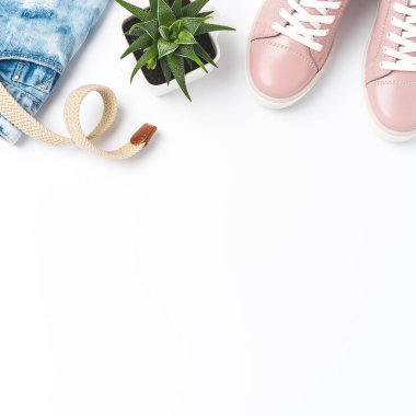 Kadın kıyafetleri ve mekânlarla dolu. Düz yatıyordu