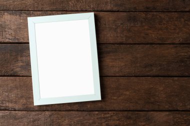 Ahşap arkaplanda kopyalama alanı olan fotoğraf çerçevesi