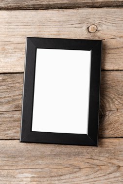 Ahşap arkaplanda boş fotoğraf çerçevesi modeli