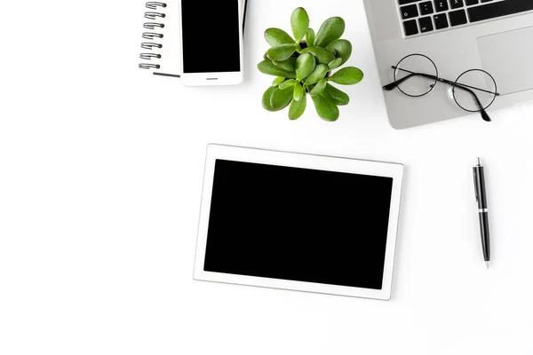 Elegante Escritorio Oficina Con Accesorios Empresariales Tableta Digital Con Pantalla — Foto de Stock