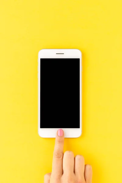 Nad Głową Zdjęcie Kobiety Strony Pomocą Smartfona Pustym Ekranem Żółtym — Zdjęcie stockowe