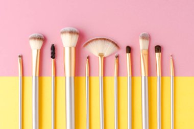 Makyaj fırçası seti. Düz yatıyordu