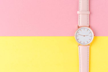 Kadınlar soyut arkaplandan izler