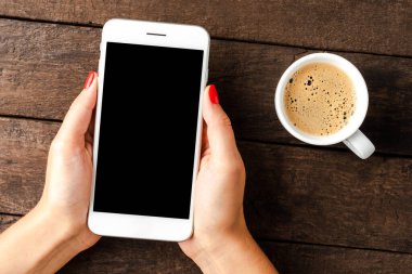 Kopyalama alanı olan beyaz akıllı telefon tutan kadın.