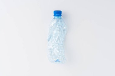 Beyaz arka planda izole edilmiş plastik su şişesi kullanılmış. Geri dönüşüm konsepti. Düz yatıyordu
