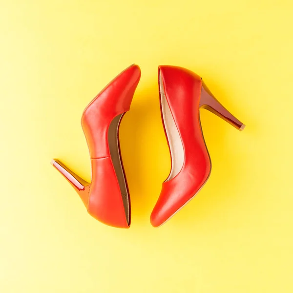 Talons Hauts Rouges Sur Fond Jaune Chaussures Pour Femmes Vue — Photo