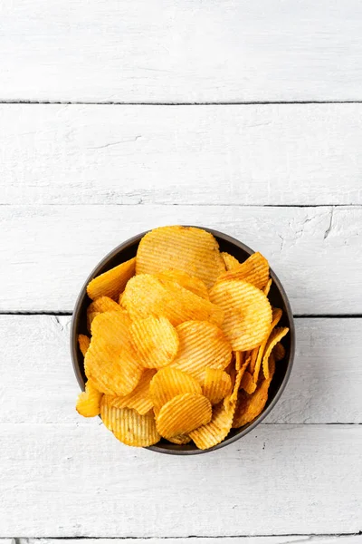 Potato Chips Bowl White Wooden Table Top View — Stock Photo, Image