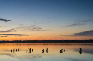 Göl üzerinde sessiz akşam