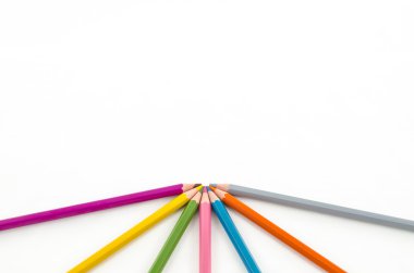 Beyaz arkaplanda renkli kalemler