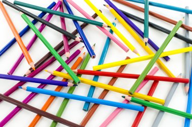 Beyaz arkaplanda renkli kalemler