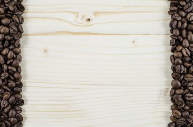 Kahve çekirdekleri ahşap masa üzerinde çerçeve. Arka plan