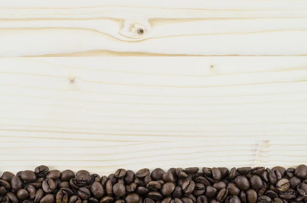 Struttura di chicchi di caffè su tavolo di legno. Contesto — Foto Stock