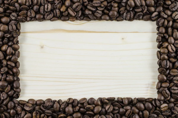 Quadro de grãos de café na mesa de madeira. Contexto — Fotografia de Stock